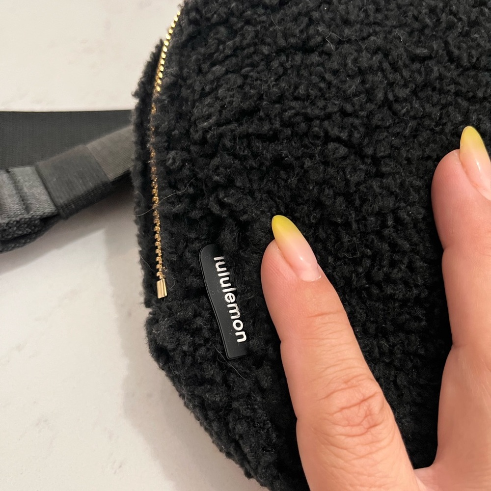 SOLD— Lululemon Athletica Everwhere Belt Bag Large Fleece - Picture 7 of 7